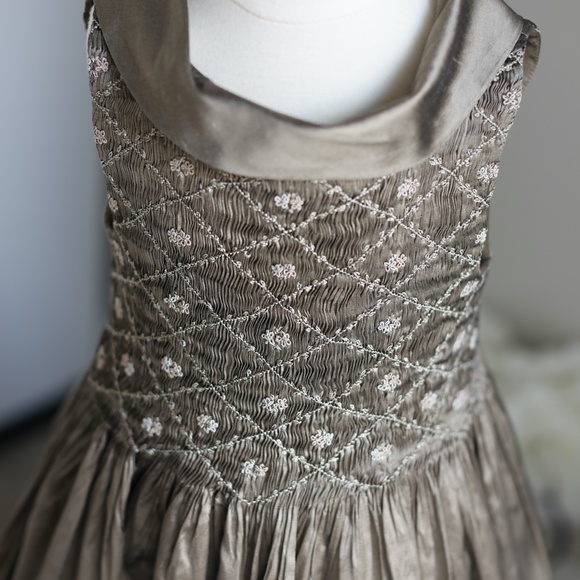 Girl's Silk Dress UNIQUE Smocked Bronze Embroidery Size 6/7 Special Occasion - Picture 5 of 7